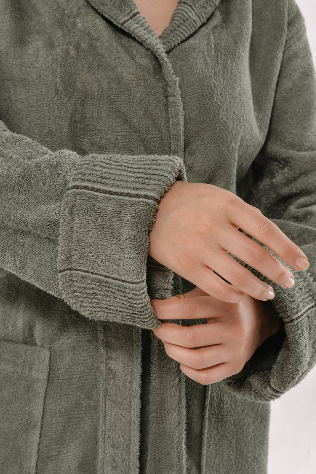 Carmine Robe X Olive – Extra weicher Unisex-Bademantel mit Schalkragen